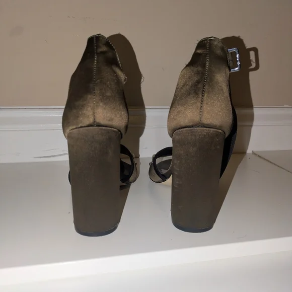 Elegant Black and Gold Women's Heels - Picture 3 of 3